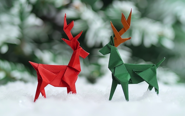 Origami-Neujahrspostkarte mit Rentieren aus Papier