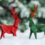 Origami-Neujahrspostkarte mit Rentieren aus Papier