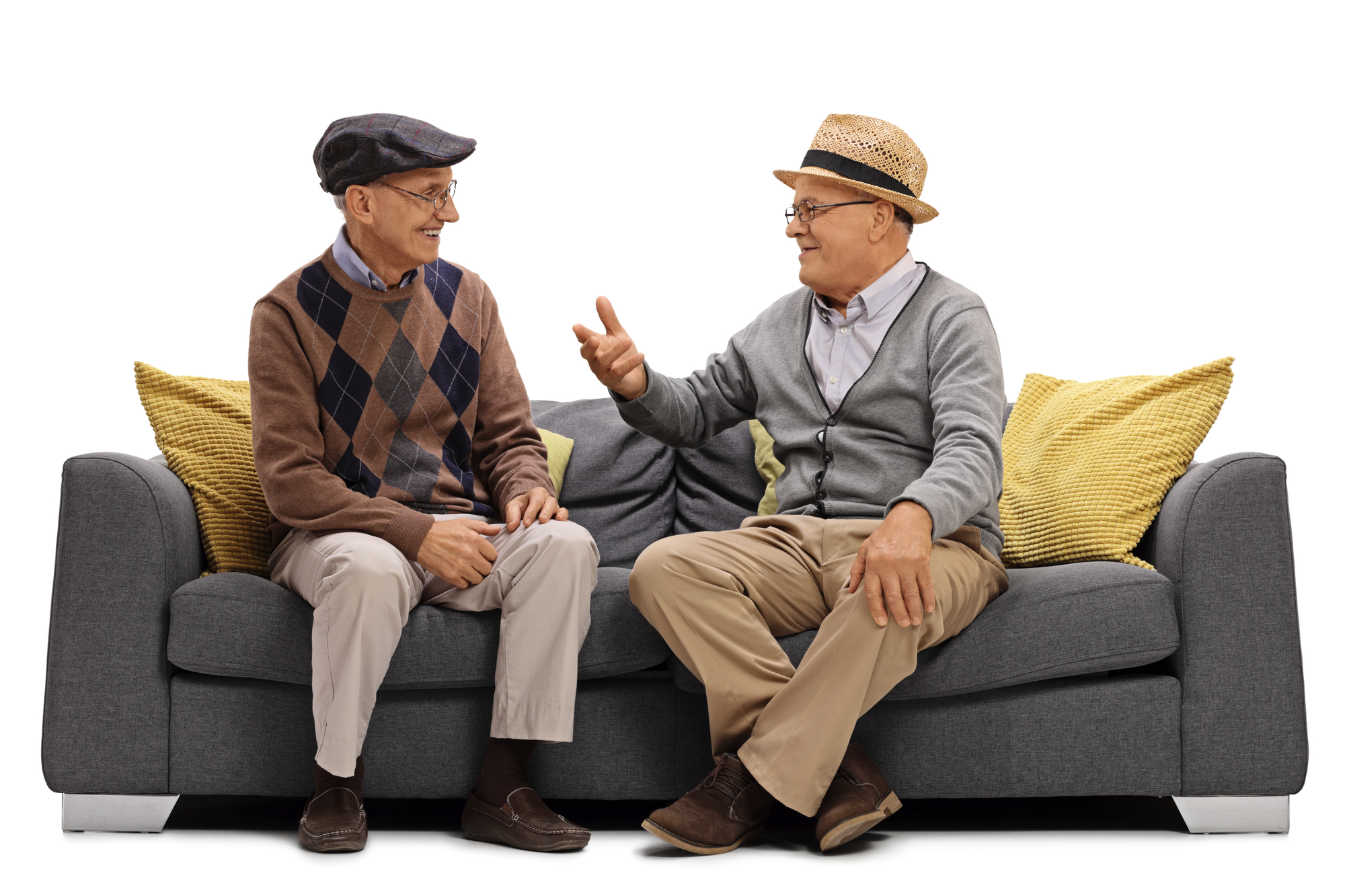 zwei ältere Männer sitzen auf einem Sofa und reden