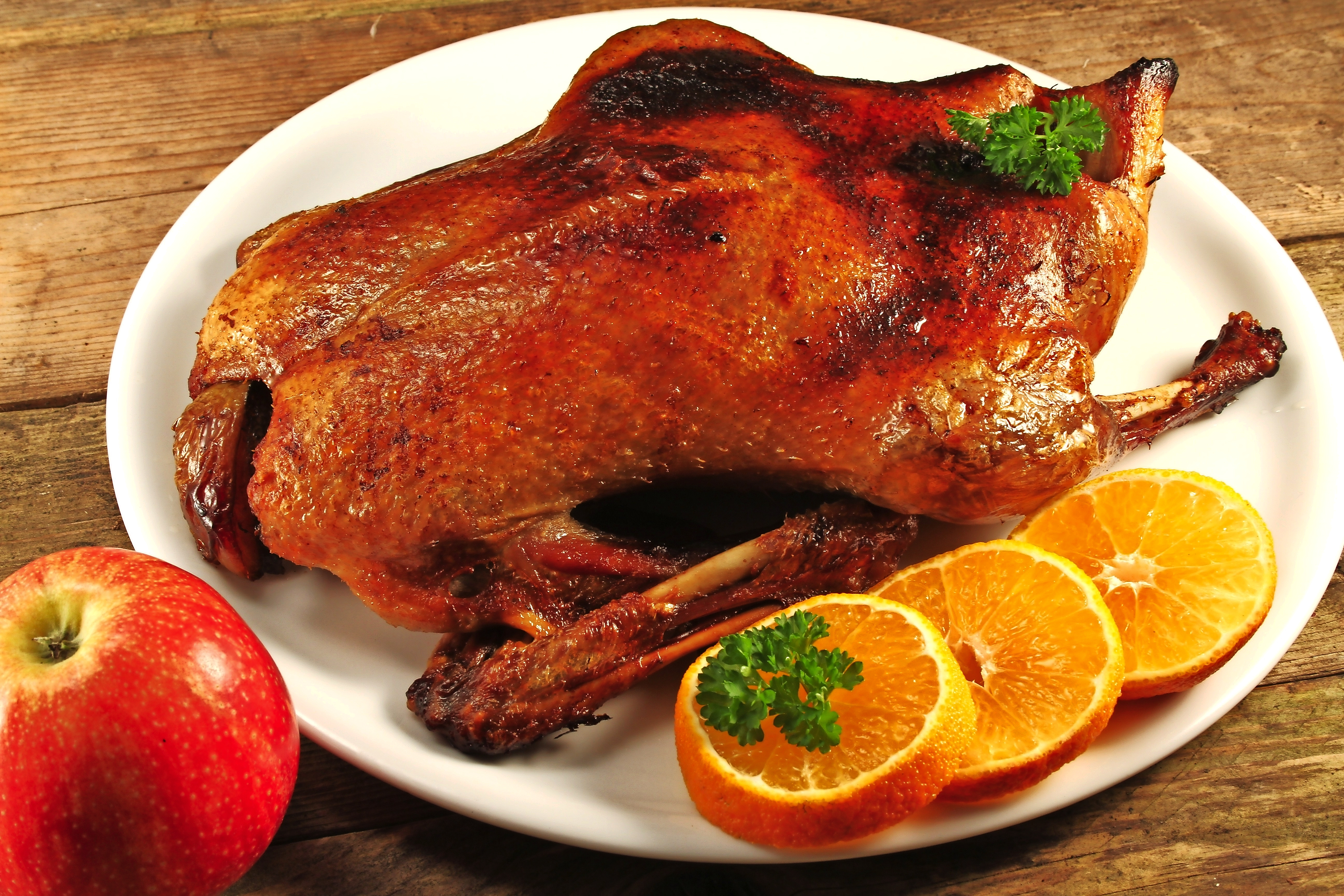 knuspriger Entenbraten auf Holztisch