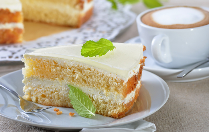 Hausgemachte Joghurttorte mit Cappuccino