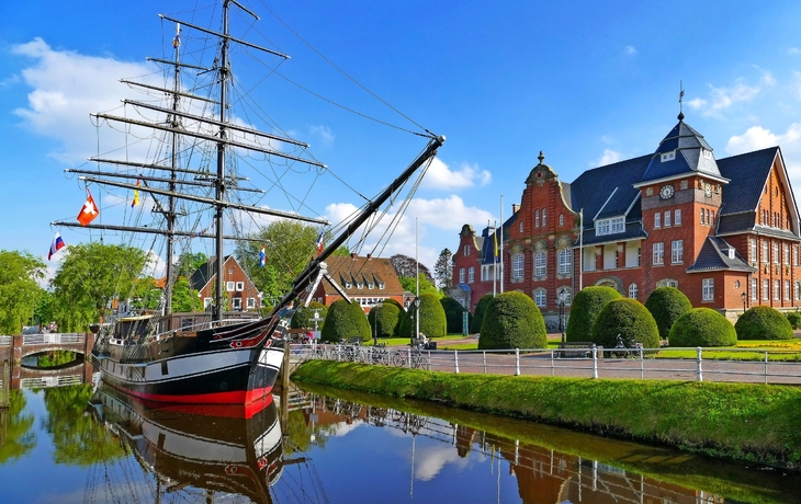 Museumsschiff und Rathaus in Papenburg, Deutschland