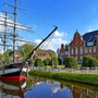 Museumsschiff und Rathaus in Papenburg, Deutschland