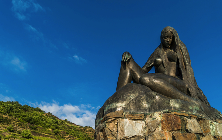 Loreley hält am Rhein nach Schiffen Ausschau