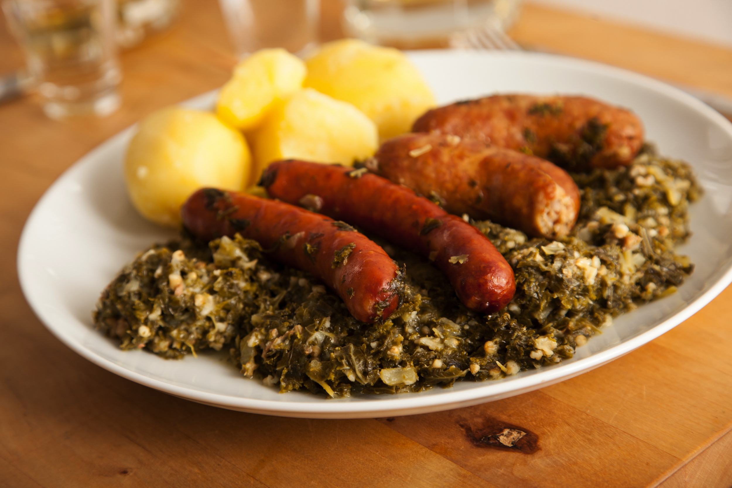 Oldenburger Grünkohl mit Grützwurst und Mettenden dazu Bier und Korn
