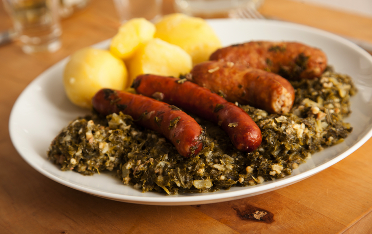 Oldenburger Grünkohl mit Grützwurst und Mettenden dazu Bier und Korn