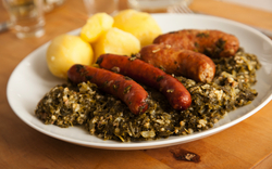 Oldenburger Grünkohl mit Grützwurst und Mettenden dazu Bier und Korn