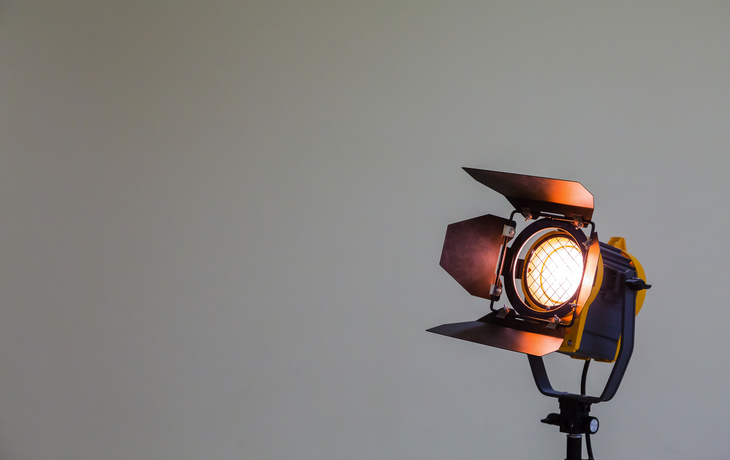 Scheinwerfer mit Halogenlampe und Fresnel-Linse. Beleuchtungsgeräte für Studiofotografie oder Videografie.