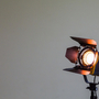 Scheinwerfer mit Halogenlampe und Fresnel-Linse. Beleuchtungsgeräte für Studiofotografie oder Videografie.