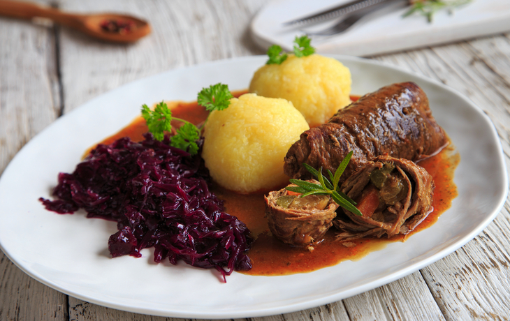 Rouladen mit Rotkohl und Klößen