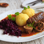 Rouladen mit Rotkohl und Klößen