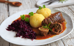 Rouladen mit Rotkohl und Klößen
