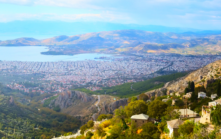 Panoramische Fahne Volos Stadt- und Seegolfvogelperspektive von Makrinitsa,Pilionhalterung,Griechenland