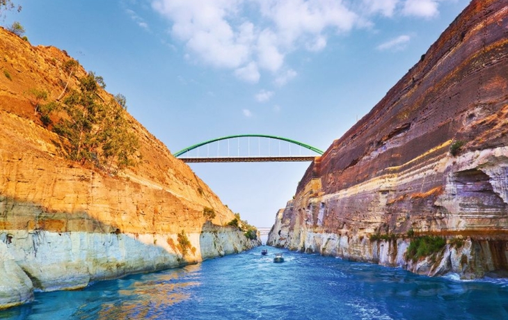 der Kanal von Korinth trennt die Halbinsel Peloponnes vom griechischen Festland