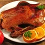 knuspriger Entenbraten auf Holztisch