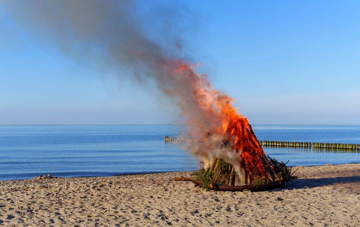 Osterfeuer am Strand von Kühlungsborn