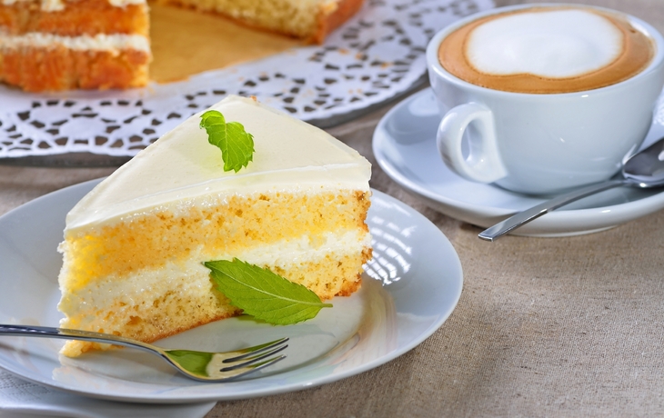 Leckere Biskuit-Joghurttorte mit Cappuccino