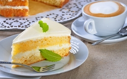 Leckere Biskuit-Joghurttorte mit Cappuccino