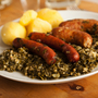 Oldenburger Grünkohl mit Grützwurst und Mettenden dazu Bier und Korn