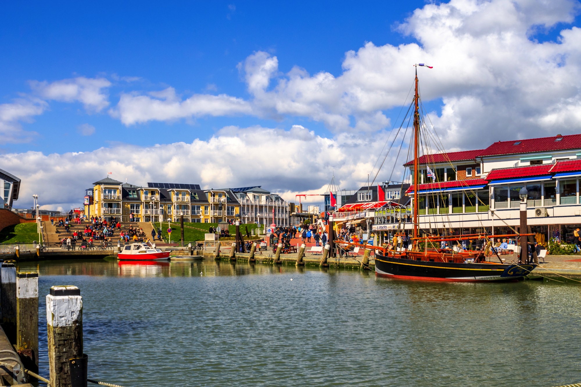 Büsumer Hafen bei blauen Himmel mit Wolken
