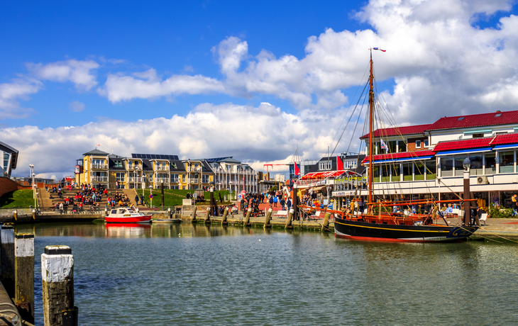 Büsumer Hafen bei blauen Himmel mit Wolken