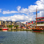 Büsumer Hafen bei blauen Himmel mit Wolken