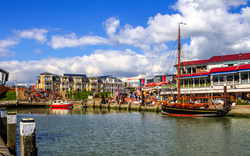 Büsumer Hafen bei blauen Himmel mit Wolken