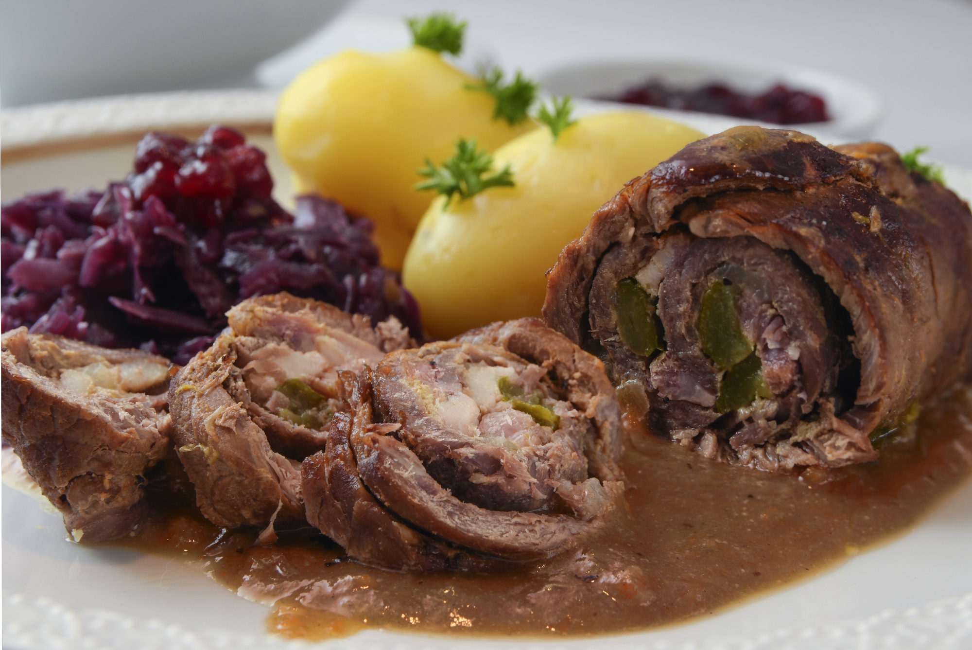 Rinderroulade mit Rotkohl und Kartoffeln