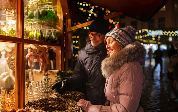 älteres Paar auf dem Weihnachtsmarkt