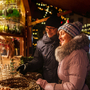 älteres Paar auf dem Weihnachtsmarkt