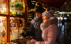 älteres Paar auf dem Weihnachtsmarkt