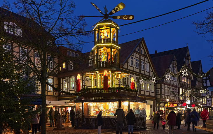 Weihnachtspyramide und Fachwerkhäuser in der Altstadt von Celle