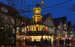 Weihnachtspyramide und Fachwerkhäuser in der Altstadt von Celle