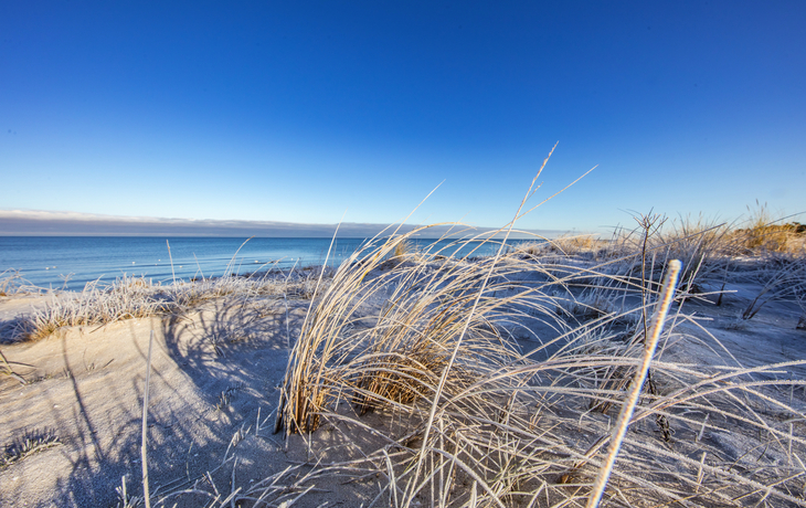 winterlicher Sonnenaufgang am Meer