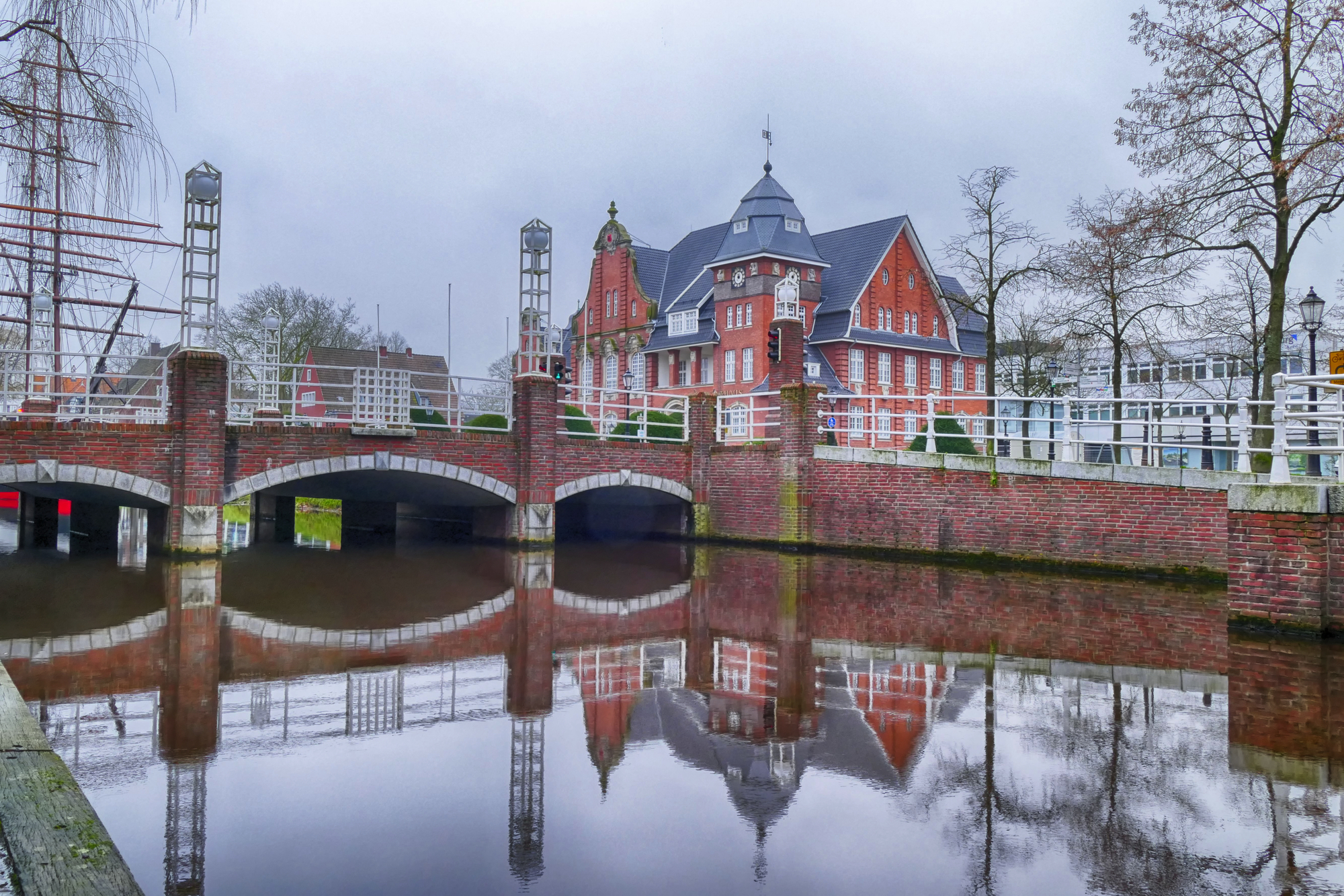 Brücke und Rathaus am Hauptkanal in Papenburg