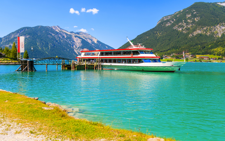 Touristischer Schiffsliegeplatz am Pier des Achensees in Tirol, Österreich