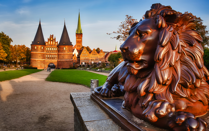 Lübecker Holstentor mit Löwe
