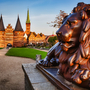 Lübecker Holstentor mit Löwe