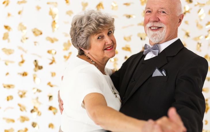 älteres Paar tanzt während einer Feier