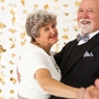 älteres Paar tanzt während einer Feier
