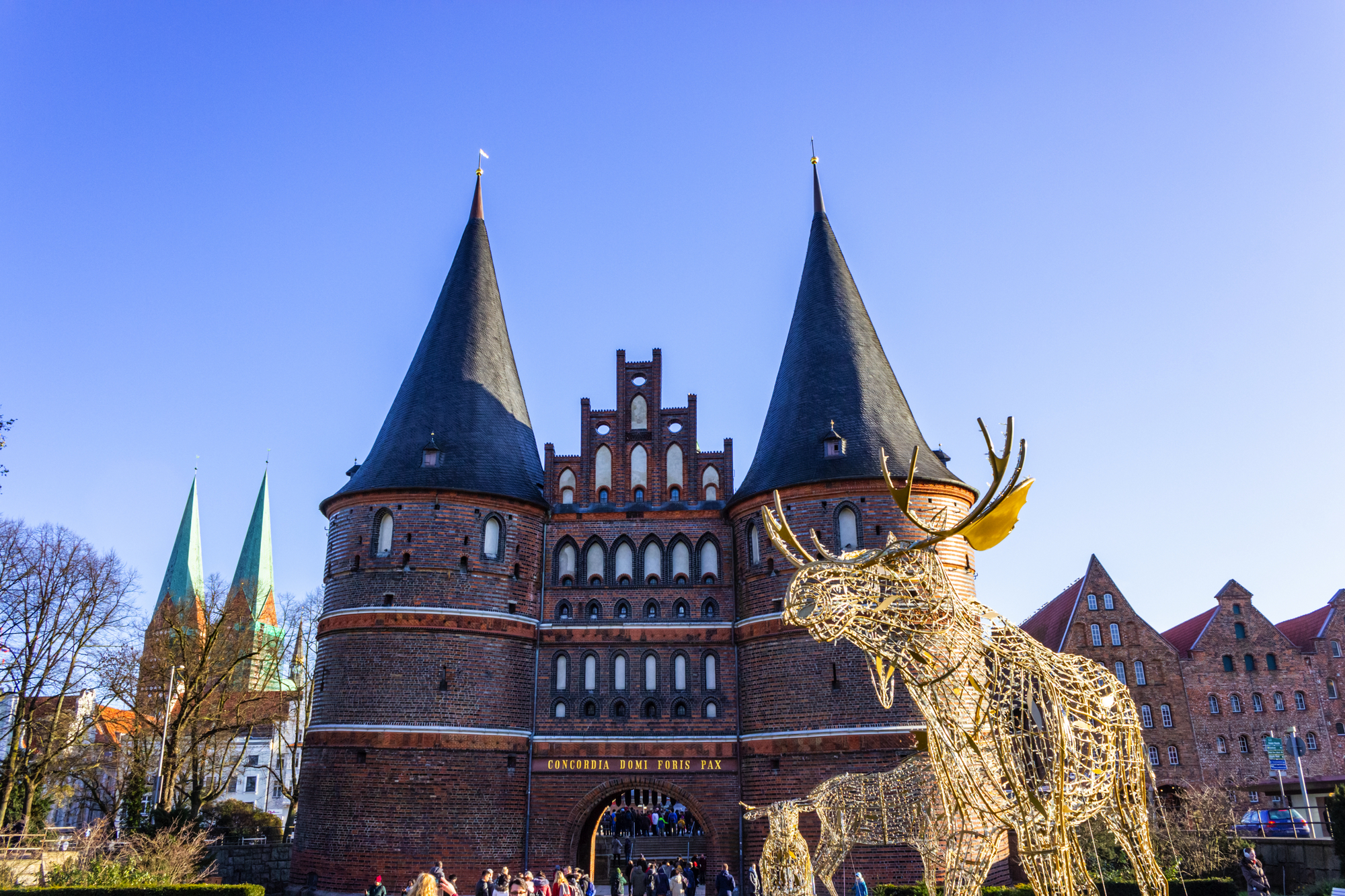 Weihnachtsdekoration am Lübecker Holstentor