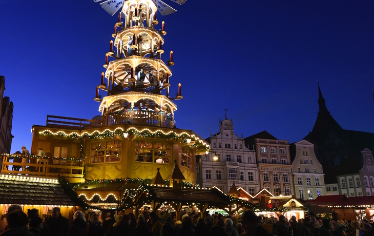 Rostocks Weihnachtsmarkt bei Nacht