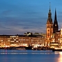 Neuer Jungfernstieg vor Weihnachten in Hamburg, Deutschland