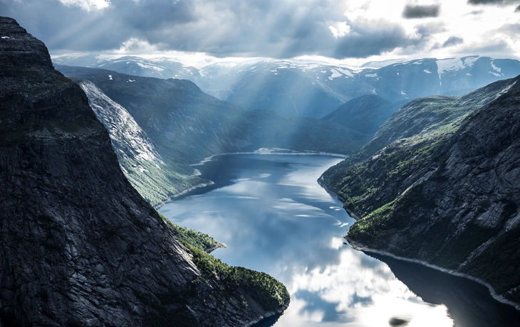 Geirangerfjord mit atemberaubenden Sonnenstrahlen