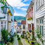 Blick auf ein altes Holzhaus in der norwegischen Stadt Bergen