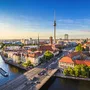 Berliner Skyline mit Fernsehturm und Spree bei Sonnenuntergang