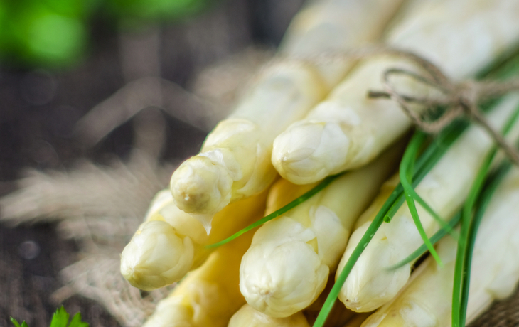 Weißer Spargel auf Holztisch