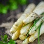 Weißer Spargel auf Holztisch