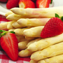 Spargel mit Erdbeeren