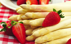 Spargel mit Erdbeeren